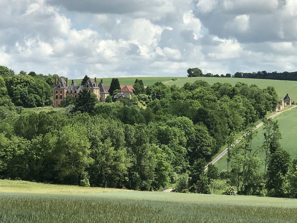 Between Jaulgonne and Le Charmel - château on the hillside